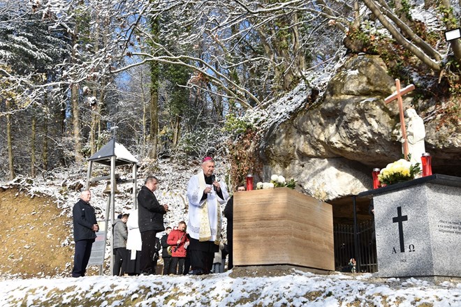 Umirovljeni biskup Josip Mrzljak blagoslovio oltar i kip sv. Jelene Križarice i spomenik kralja Tomislava